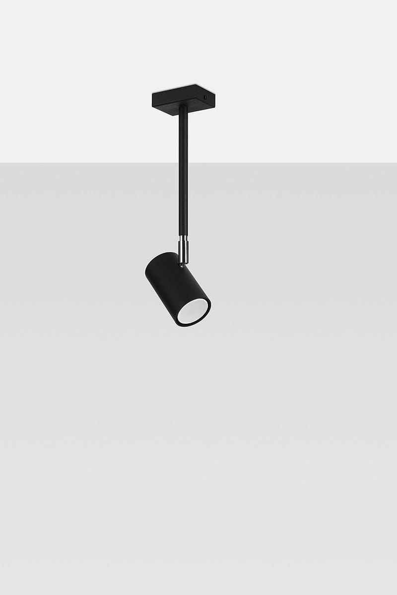 Czarna lampa sufitowa typu spot Norano, 1-punktowa, z metalowym kloszem o cylindrycznym kształcie. Ujęcie z góry, lampa zawieszona na prostym stelażu. Tło szare, minimalistyczne, podkreślające styl lampy.