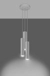 Biała lampa wisząca Lagos z trzema cylindrycznymi kloszami, zawieszona na cienkich linkach. Klosze mają matową powierzchnię i emitują światło w dół. Produkt umieszczony na jednolitym tle, co podkreśla jego minimalistyczny design.