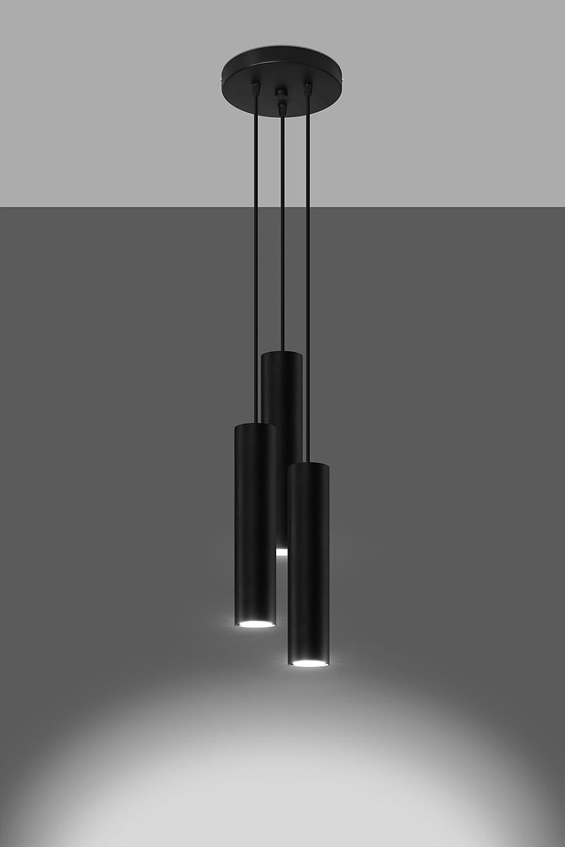 Lagos lampa wisząca 3-punktowa w kolorze czarnym, składająca się z trzech cylindrycznych kloszy zawieszonych na cienkich linkach. Klosze emitują światło z dolnej części, a całość przymocowana do okrągłej podstawy sufitowej. Zdjęcie wykonane z góry.