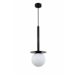 Lampa wisząca Roma 1-punktowa w kolorze czarnym z okrągłym kloszem z białego szkła. Posiada metalowy stelaż i okrągłą podstawę. Zawieszona na cienkim, czarnym przewodzie, z widocznym detalem w postaci daszka pod kloszem.