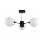 Czarna lampa sufitowa Roma z trzema punktami świetlnymi, z białymi, okrągłymi kloszami. Ujęcie frontalne, lampa zamontowana na suficie, w minimalistycznym stylu. Metalowa konstrukcja z matowym wykończeniem.