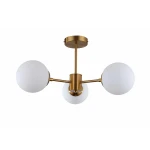 Złota lampa sufitowa Roma z trzema oprawami, każda z biały, okrągłym kloszem. Ujęcie frontalne, lampa zamontowana na suficie, z widocznymi detalami konstrukcji. Minimalistyczny design, idealna do nowoczesnych wnętrz.