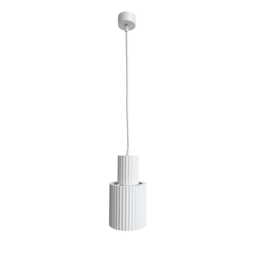 Lampa wisząca Tokio 1-punktowa w kolorze białym, z okrągłym, teksturowanym kloszem o pionowych żłobieniach, zawieszona na długim przewodzie. Prosta konstrukcja, idealna do nowoczesnych wnętrz.