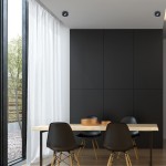 Oprawa do zabudowy Nusa Round 1-punktowa w kolorze czarnym, zamontowana w suficie, o okrągłym kształcie. W tle widoczna jasna zasłona i stół z drewnianym blatem, otoczenie w nowoczesnym stylu.