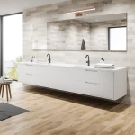 Kinkiet Shine LED IP44 w kolorze różowego złota, długość 60 cm i moc 13,8W, montowany nad lustrem w nowoczesnej łazience. Widoczny w kontekście aranżacji wnętrza z białą szafką, umywalkami i drewnianą podłogą.