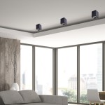 Czarna lampa sufitowa Bima Ring Square 1-punktowa, w kształcie prostokąta, zamontowana na suficie. Widoczna w nowoczesnym wnętrzu z dużymi oknami i minimalistycznym umeblowaniem.