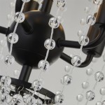 Lampa wisząca 5-punktowa w kolorze czarnym z okrągłym korpusem i metalowymi ramionami, ozdobiona przezroczystymi kulkami. Ujęcie zbliżeniowe na detale i teksturę, ukazujące stylowy design i elementy montażowe.