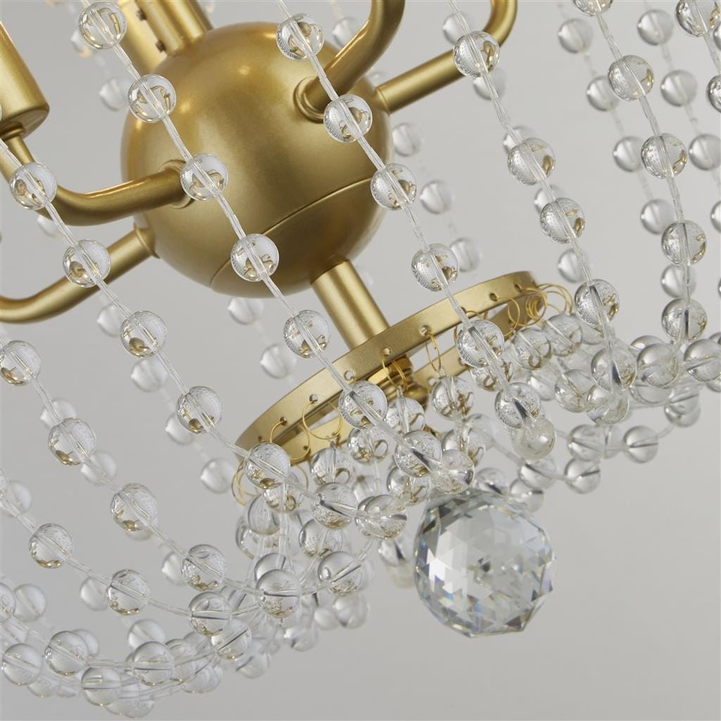 Lampa wisząca 5-punktowa w kolorze złotym z przezroczystymi, szklanymi koralikami. Widoczny centralny element z kulą oraz kryształowy detal na dole. Kąt ujęcia z bliska, ukazujący detale i fakturę materiałów.