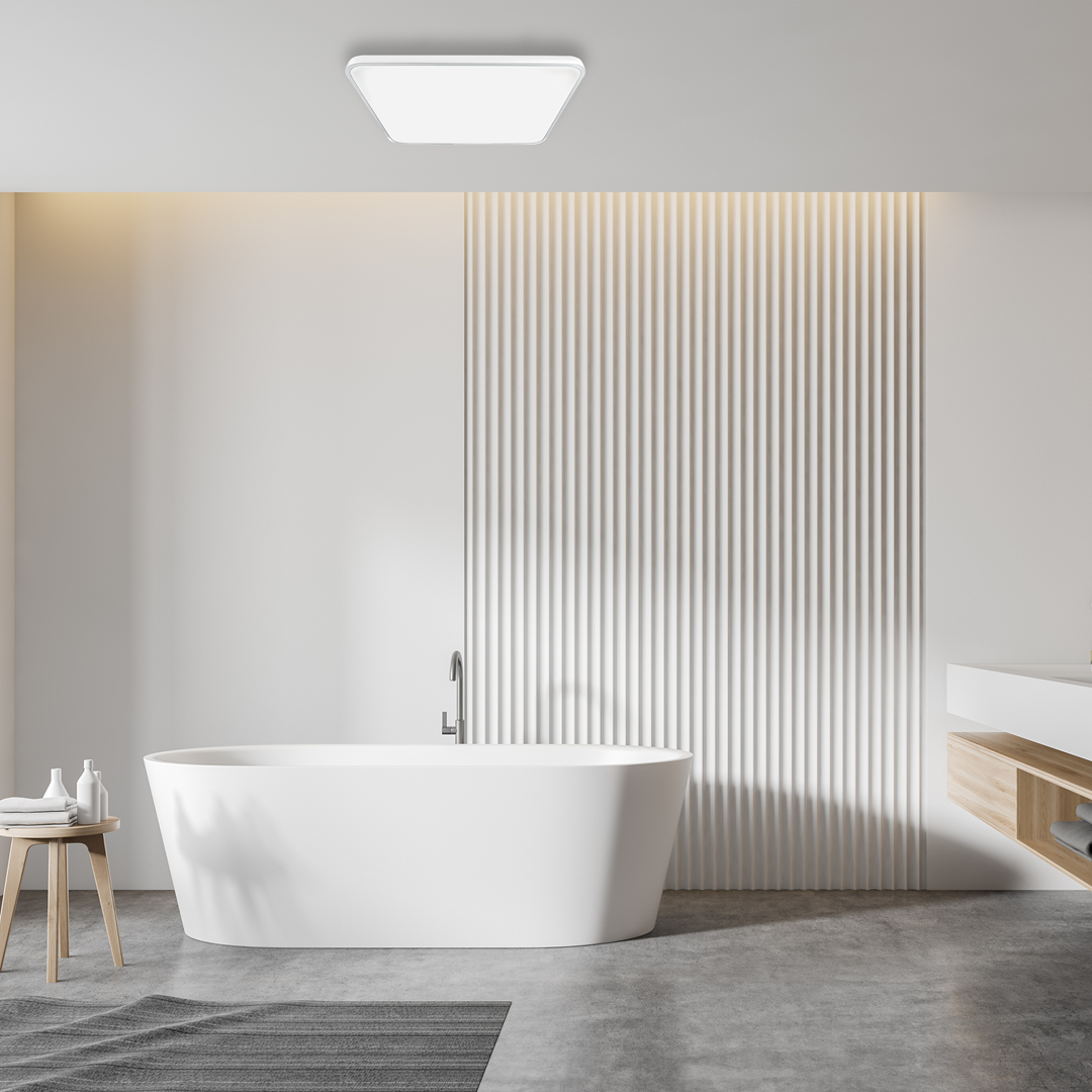 Plafon Fabio LED 35W w kolorze białym, kwadratowy, zamontowany na suficie. Prostokątne krawędzie i minimalistyczny design, w otoczeniu nowoczesnej łazienki z białą wanną i teksturowaną ścianą.