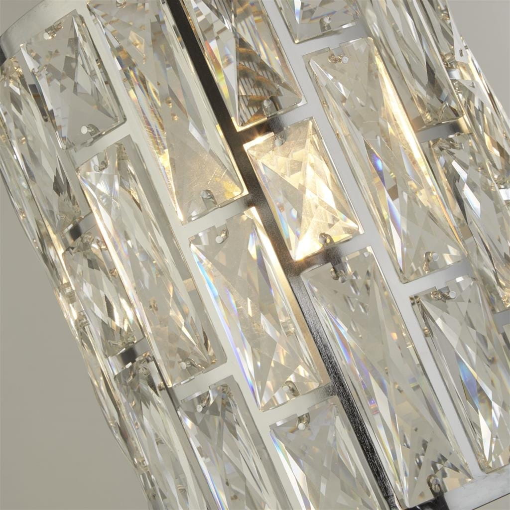 Lampa wisząca Bijou 1-punktowa w kolorze chromu, z dekoracyjnymi kryształowymi elementami w kształcie prostokątów, umieszczonymi na metalowej podstawie. Produkt widoczny w zbliżeniu, eksponujący detale i teksturę kryształów.