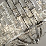 Lampa wisząca Bijou z ośmioma punktami świetlnymi, wykonana w chromie. Klosz zdobiony prostokątnymi i diamentowymi kryształami, odbijającymi światło, w eleganckim, nowoczesnym stylu, widoczna konstrukcja metalowa.