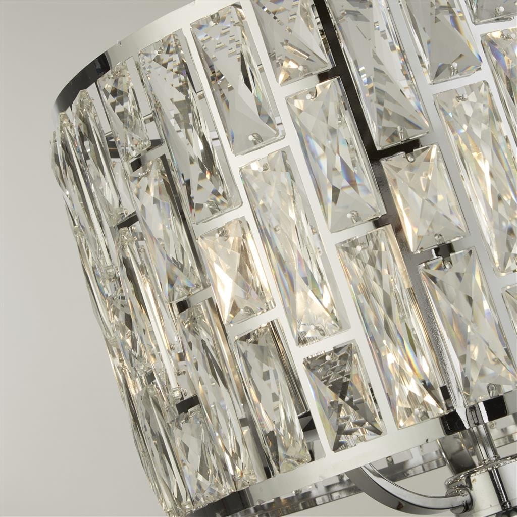 Lampa wisząca Bijou 3-punktowa w kolorze chromu, ozdobiona dużymi, prostokątnymi kryształami. Ujęcie zbliżeniowe na detale klosza, ukazujące przejrzystość i blask kryształów. Widoczny metalowy element montażowy, tło jasne.