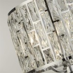 Lampa wisząca Bijou 3-punktowa w kolorze chromu, ozdobiona dużymi, prostokątnymi kryształami. Ujęcie zbliżeniowe na detale klosza, ukazujące przejrzystość i blask kryształów. Widoczny metalowy element montażowy, tło jasne.