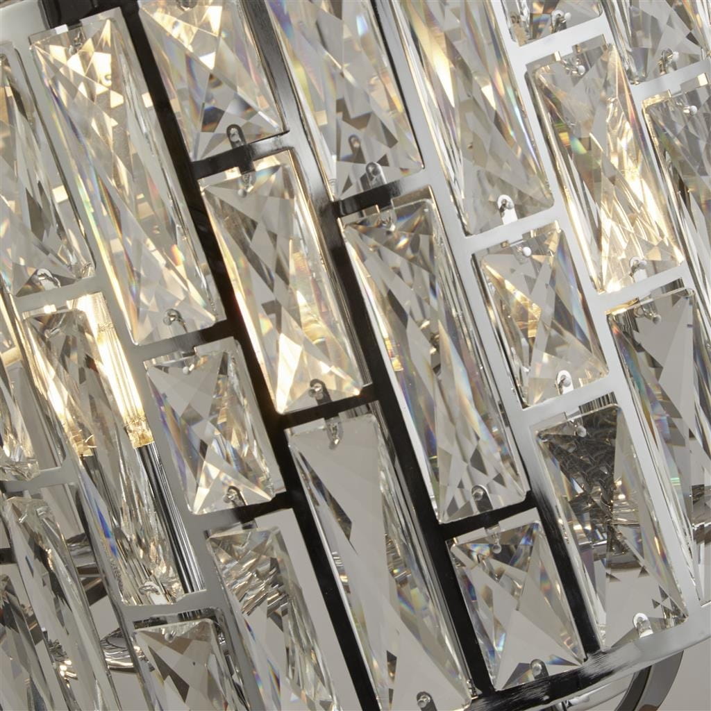 Lampa wisząca Bijou 5-punktowa w kolorze chromu, ozdobiona prostokątnymi i trójkątnymi kryształkami. Widok z bliska na detale lampy, podkreślające przejrzystość i blask elementów.