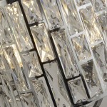 Lampa wisząca Bijou 5-punktowa w kolorze chromu, ozdobiona prostokątnymi i trójkątnymi kryształkami. Widok z bliska na detale lampy, podkreślające przejrzystość i blask elementów.