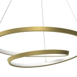 Złota lampa wisząca Lucero LED z jednym punktem świetlnym. Okrągłe pierścienie w dwóch rozmiarach, z białym wnętrzem. Ujęcie z dołu, ukazujące zawieszenie na cienkich linkach. Prostota formy i elegancki design.