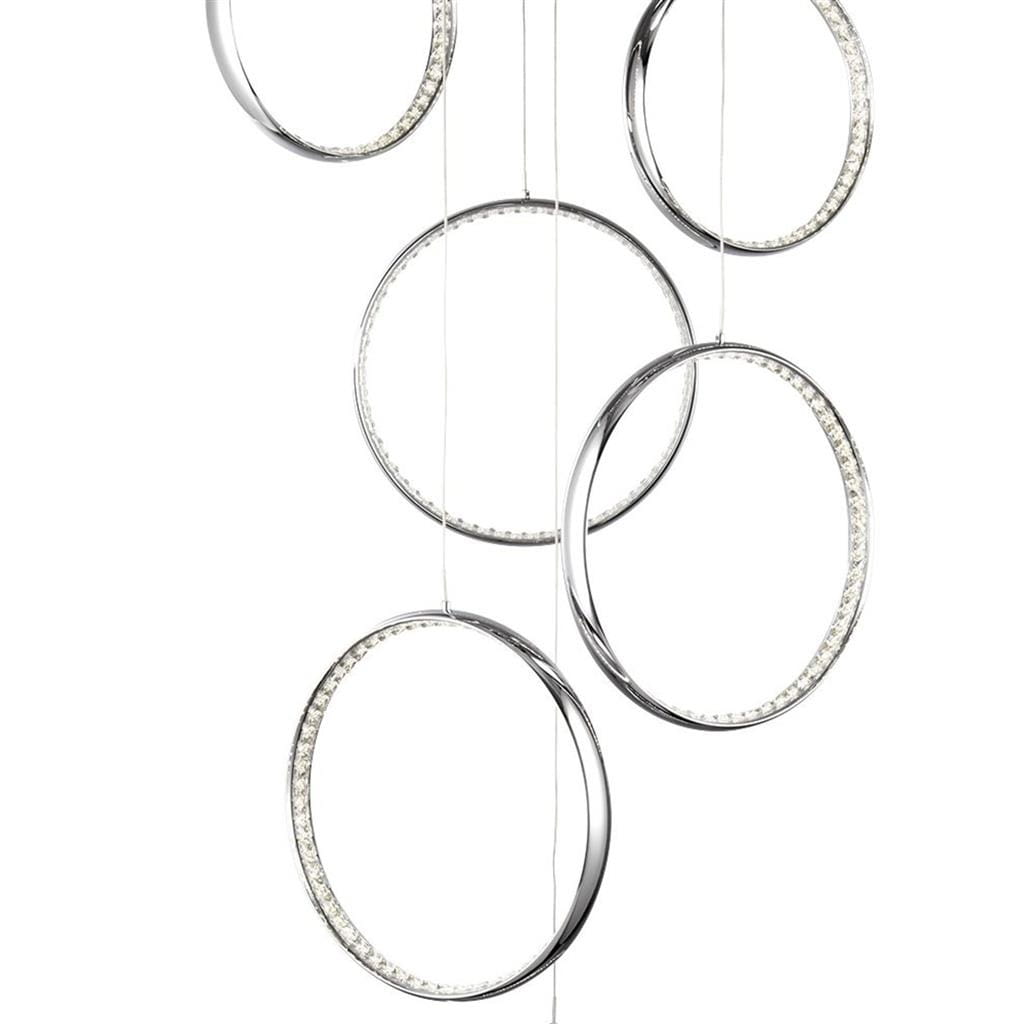 Lampa wisząca LED Rings, 6-punktowa, w kolorze chromu. Składa się z sześciu okrągłych elementów, zawieszonych na cienkich żyłkach. Okręgi mają błyszczące wykończenie i są ozdobione wzdłuż krawędzi, co nadaje im nowoczesny wygląd.