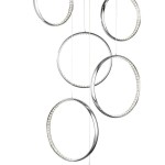 Lampa wisząca LED Rings, 6-punktowa, w kolorze chromu. Składa się z sześciu okrągłych elementów, zawieszonych na cienkich żyłkach. Okręgi mają błyszczące wykończenie i są ozdobione wzdłuż krawędzi, co nadaje im nowoczesny wygląd.