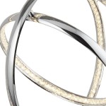 Lampa wisząca Rings LED 3-punktowa w chromie. Widoczne trzy okręgi o błyszczącej powierzchni z wbudowanym oświetleniem LED. Kąt ujęcia z bliska, pokazujący detale chromu i światła. Tło proste, białe, co podkreśla elegancję lampy.