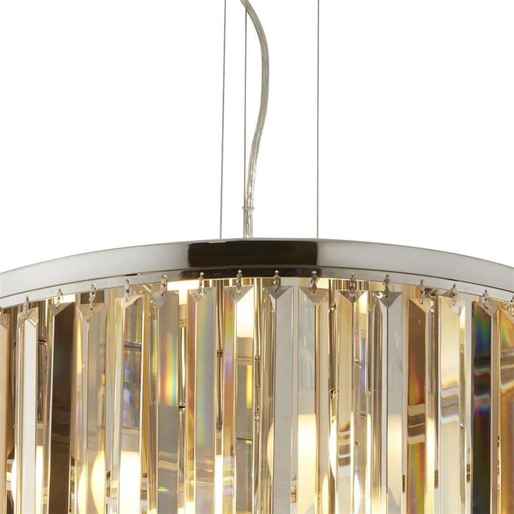 Lampa wisząca Clarissa 5-punktowa w chromowanej oprawie, z przezroczystymi, prostokątnymi kryształkami, zawieszona na cienkim przewodzie. Wnętrze lampy oświetlone pięcioma żarówkami, tworzy elegancką atmosferę.