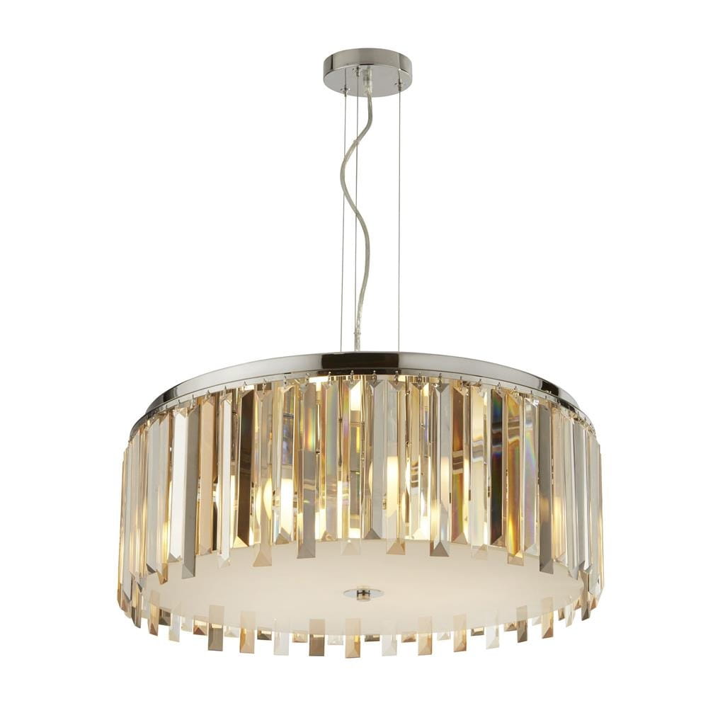 Lampa wisząca Clarissa 5-punktowa w kolorze chromu, z okrągłym kloszem zdobionym przezroczystymi paskami. Ujęcie z dołu, z zawieszeniem na cienkich linach. Emituje ciepłe światło, idealna do nowoczesnych wnętrz.