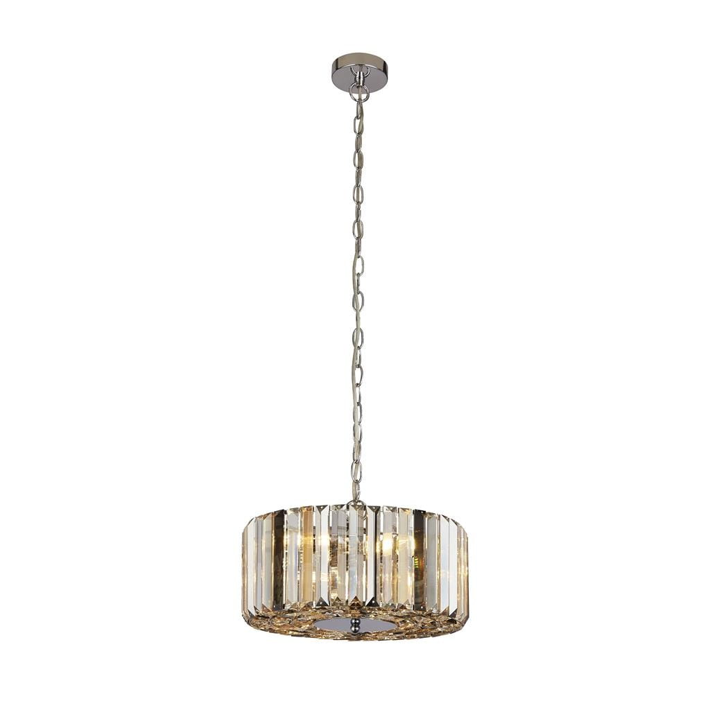 Lampa wisząca Chapeau 3-punktowa w kolorze chrom z przezroczystym kloszem o prostokątnym kształcie, zawieszona na łańcuchu. Klosz z pionowymi szczelinami, emitujący miękkie światło. Prosta, elegancka forma, idealna do nowoczesnych wnętrz.