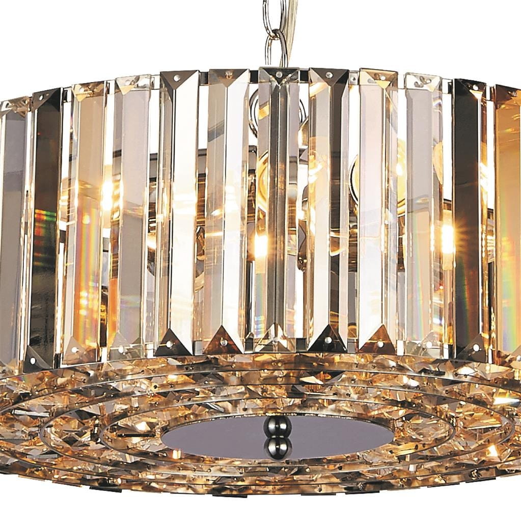 Lampa wisząca Chapeau, 5-punktowa, w kolorze chromu. Jej abażur zdobiony jest prostokątnymi elementami z przezroczystego materiału, odbijającymi światło. Widoczny centralny element oraz elegancki, okrągły podstawa.