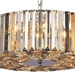 Lampa wisząca Chapeau, 5-punktowa, w kolorze chromu. Jej abażur zdobiony jest prostokątnymi elementami z przezroczystego materiału, odbijającymi światło. Widoczny centralny element oraz elegancki, okrągły podstawa.