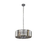 Lampa wisząca Chapeau 5-punktowa w kolorze chromu, z okrągłym kloszem z przezroczystego szkła o prostokątnych żłobieniach. Zawieszona na metalowym łańcuchu, z okrągłym mocowaniem sufitowym. Idealna do nowoczesnych wnętrz.