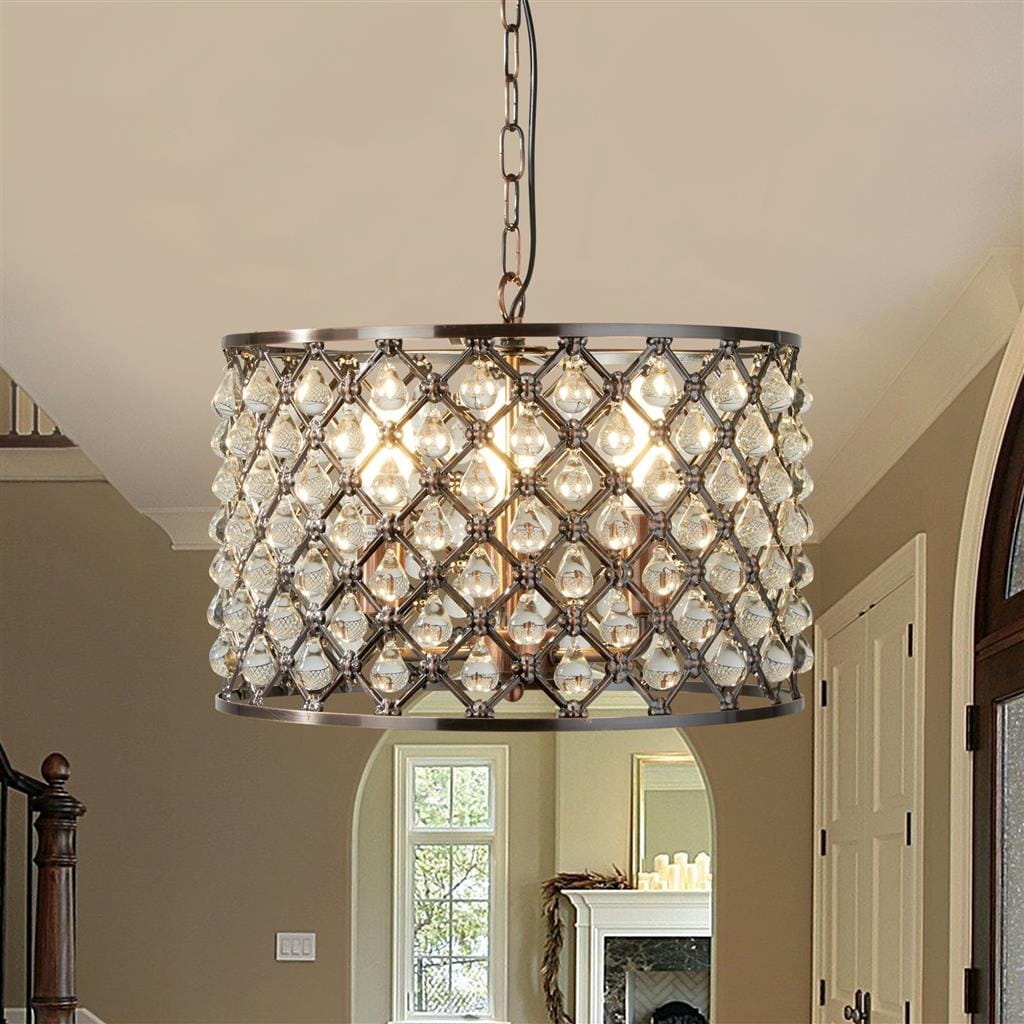 Lampa wisząca Marquise 3-punktowa w kolorze antycznej miedzi, z ozdobnym kloszem z kryształowymi elementami w kształcie kropli. Produkt zawieszony na łańcuchu, umiejscowiony w jasnym wnętrzu, z widocznym odbiciem w lustrze.