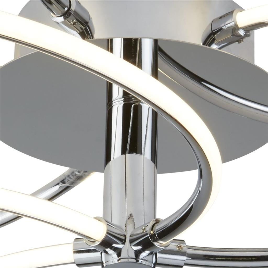 Bardot LED lampa sufitowa 5-punktowa w kolorze chromu, z okrągłą podstawą i zakrzywionymi, podświetlonymi ramionami. Ujęcie zbliżeniowe na detal konstrukcji oraz powierzchnię lampy.
