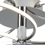 Bardot LED lampa sufitowa 5-punktowa w kolorze chromu, z okrągłą podstawą i zakrzywionymi, podświetlonymi ramionami. Ujęcie zbliżeniowe na detal konstrukcji oraz powierzchnię lampy.