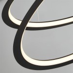 Czarna lampa wisząca Swirl II LED z jednopunktowym mocowaniem, składająca się z dwóch zakrzywionych elementów, z białym, podświetlającym paskiem LED. Ujęcie zbliżeniowe, ukazujące detal i kształt lampy na jasnym tle.