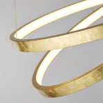 Lampa wisząca Float LED 1-punktowa w kolorze złotym, składająca się z dwóch delikatnych, okrągłych pierścieni z teksturowanej powierzchni, z wbudowanym źródłem światła LED wzdłuż krawędzi. Ujęcie z bliska, na jednolitym tle.