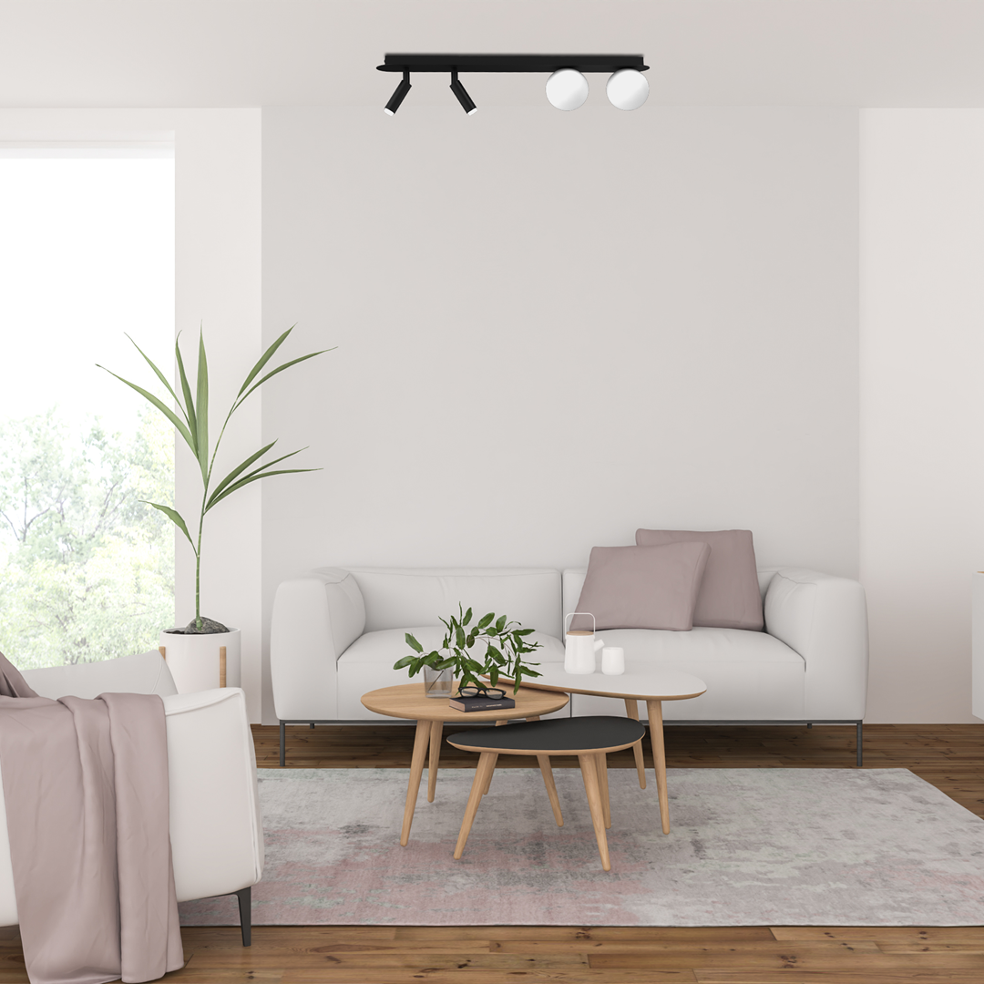 Czarna lampa sufitowa Sirio 4-punktowa, zamontowana na suficie, z dwoma okrągłymi źródłami światła. Produkt w nowoczesnym wnętrzu z białymi kanapami i drewnianą podłogą, na tle jasnej ściany. Idealna do oświetlenia salonu.