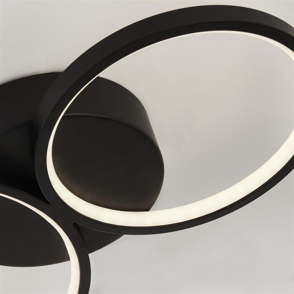 Czarna lampa sufitowa LED Cirque 4-punktowa z okrągłymi, podświetlanymi detalami. Produkt zamontowany na suficie, widoczny z góry, z eleganckim wykończeniem i nowoczesnym designem.