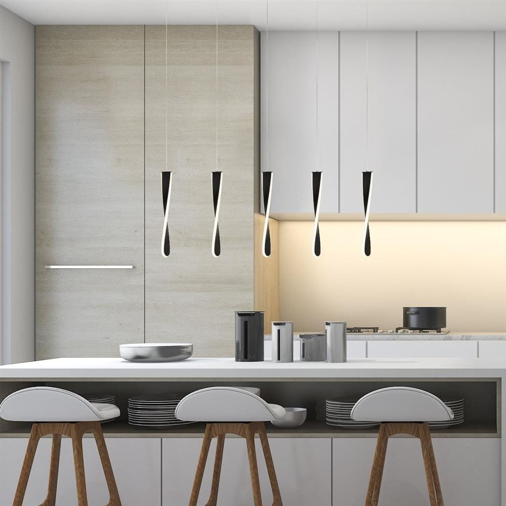 Czarna lampa wisząca Paddle LED 5-punktowa z cienkimi, wydłużonymi kloszami, zawieszona nad białym blatem kuchennym. W tle widać nowoczesne meble kuchenne w odcieniach szarości i drewniane krzesła.