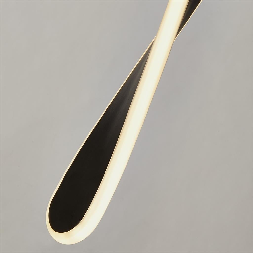 Czarna lampa wisząca Paddle LED, pięciopunktowa, o opływowym kształcie. Wykończenie z matowego czarnego materiału z wbudowanym, ciepłym światłem LED. Ujęcie z boku, akcentujące detale i fakturę lampy. Tło jasne, neutralne.