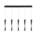Lampa wisząca Paddle LED 5-punktowa w kolorze czarnym. Posiada pięć smukłych, podwieszonych kloszy o ergonomicznym kształcie, zawieszonych na cienkich linkach. Montaż na prostokątnej podstawie w kolorze czarnym.