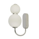 Kinkiet Snowball LED w chromie z dwoma białymi, matowymi kloszami o okrągłym kształcie. Produkt przymocowany do ściany, z metalowym mocowaniem. Klosze ustawione jeden nad drugim, tworząc nowoczesny design.