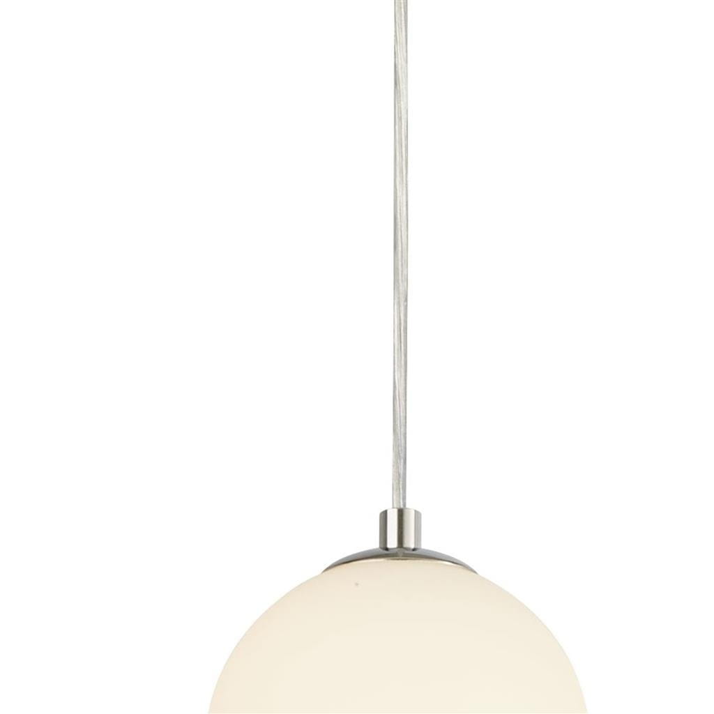 Lampa wisząca Snowball LED 3-punktowa w chromowanej oprawie. Szklany klosz w kształcie półkuli w kolorze białym. Ujęcie z góry, wisząca na cienkim, metalowym stelażu. Prosta konstrukcja, idealna do nowoczesnych wnętrz.