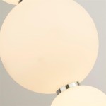 Lampa wisząca Snowball LED 3-punktowa w kolorze chromu z trzema okrągłymi, matowymi kloszami. Widoczne detale metalowych mocowań między kloszami, które są białe i lekko przezroczyste. Ujęcie zbliżeniowe na detale lampy.