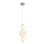 Lampa wisząca Snowball LED w chromowanej oprawie, składająca się z trzech białych, okrągłych kloszy o różnych rozmiarach, zawieszona na cienkim, stalowym przewodzie. Ujęcie z przodu, na białym tle.