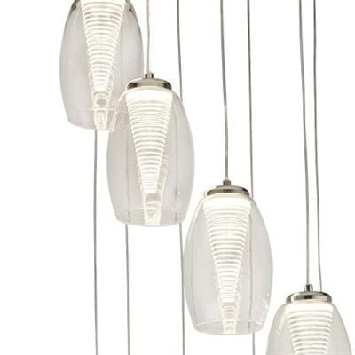 Lampa wisząca Cyclone LED 12-punktowa w kolorze chromu. Składa się z przezroczystych kloszy o cylindrycznym kształcie, zawieszonych na cienkich linkach, emitujących jasne światło. Klosze mają spiralny wzór wewnętrzny, co dodaje elegancji.