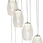 Lampa wisząca Cyclone LED 12-punktowa w kolorze chromu. Składa się z przezroczystych kloszy o cylindrycznym kształcie, zawieszonych na cienkich linkach, emitujących jasne światło. Klosze mają spiralny wzór wewnętrzny, co dodaje elegancji.
