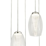 Lampa wisząca Cyclone LED 5-punktowa w kolorze chromu, z przezroczystymi kloszami o kształcie stożków. Klosze zawieszone na cienkich, metalowych linkach. Widoczne detale na kloszach w formie spiralnych żłobień.