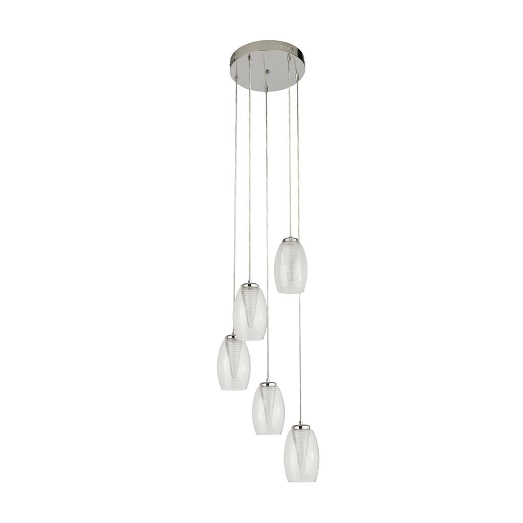 Lampa wisząca Cyclone LED 5-punktowa, chromowana, z pięcioma białymi kloszami o owalnym kształcie, zawieszona na cienkich linkach. Klosze mają fakturę z poziomymi liniami, montowana na okrągłym, lustrzanym stropie.