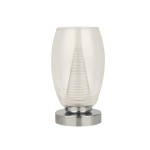 Lampa stołowa Cyclone LED w kształcie owalnym, wykonana z przezroczystego materiału z metalowym chromowanym podstawą. Wewnątrz widoczny stożkowaty kształt, który tworzy efekt świetlny. Ujęcie frontalne, stojąca na gładkiej powierzchni.