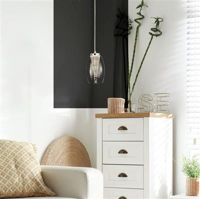 Lampa wisząca Cyclone LED 1-punktowa w chromowanej obudowie, zawieszona nad białą komodą. W tle widoczna ciemna ściana i rośliny w doniczce. Mebel z jasnym blatem, obok dekoracje i poduszka w geometryczny wzór.