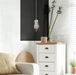 Lampa wisząca Cyclone LED 1-punktowa w chromowanej obudowie, zawieszona nad białą komodą. W tle widoczna ciemna ściana i rośliny w doniczce. Mebel z jasnym blatem, obok dekoracje i poduszka w geometryczny wzór.